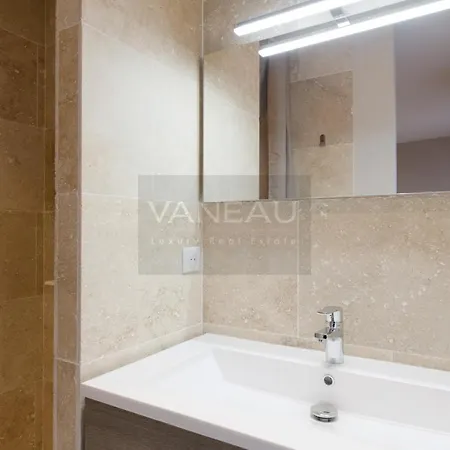 Apartment 2 Bedroom At 2 Minutes From The Palais *